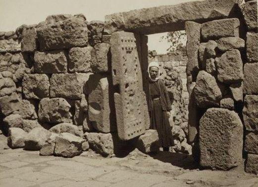 Каменные двери из каменного века