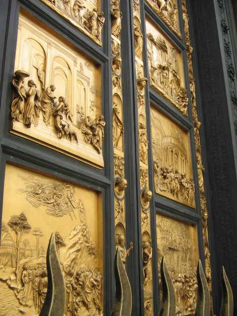 Дверь собора